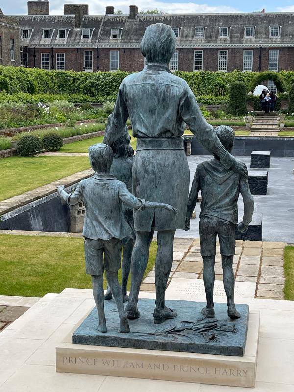 Kensington Palace statue of Diana.