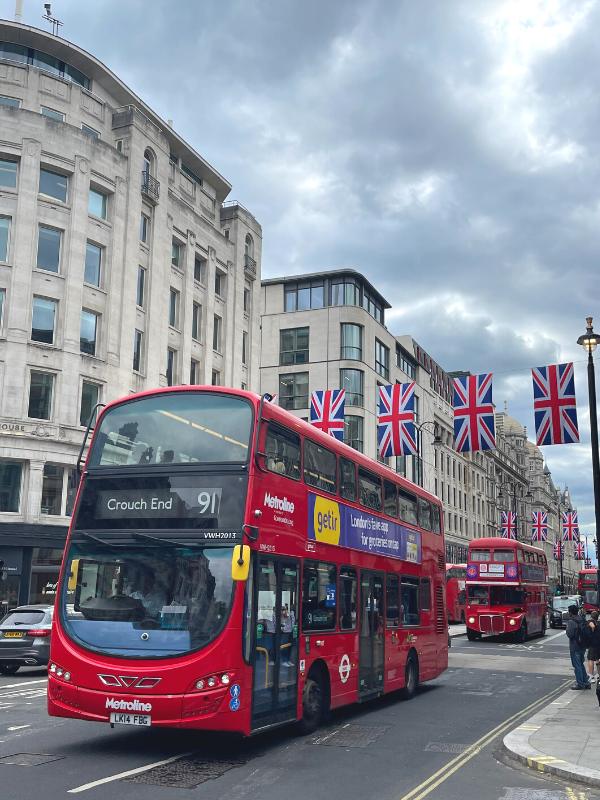 Deciding whether to use contactless vs Oyster Card on London buses - as shown in the image.