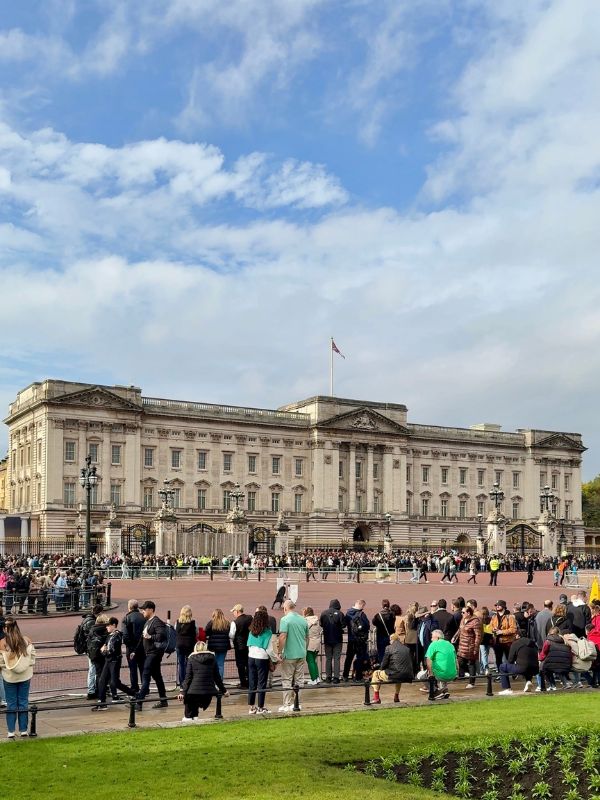 Crowds lining the barriers outside Buckingham Palace before the Changing of the Guard